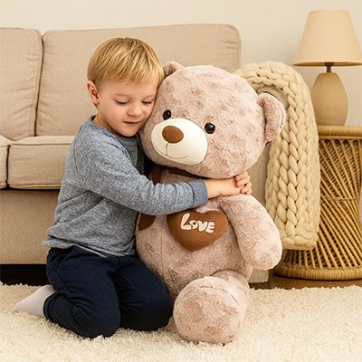 Ours en peluche servant de compagnon de jeu pour enfant