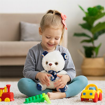 Ours en peluche servant de compagnon de jeu pour enfant
