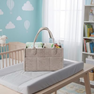 Panier rangement bebe posé près du lit ou de la table à langer