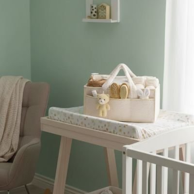Panier rangement bébé posé près du lit ou de la table à langer