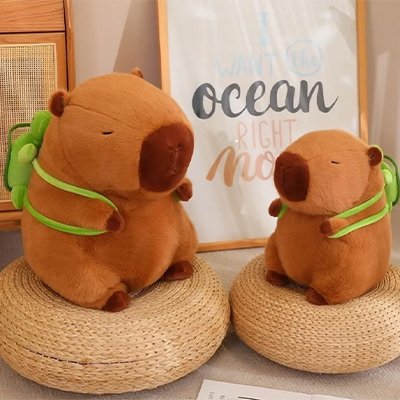Peluche capybara placée dans une chambre enfant pour une ambiance douce