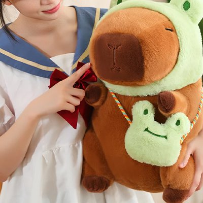 Peluche capybara utilisée comme compagnon de jeu pour enfant
