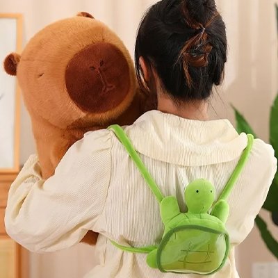 Peluche capybara utilisée comme doudou pour enfant