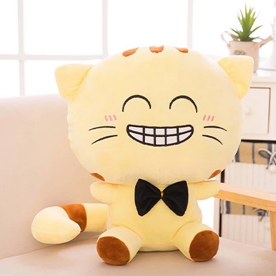 Peluche chat apportant une ambiance ludique et chaleureuse à la chambre
