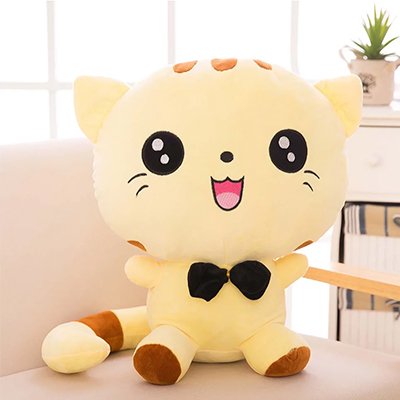 Peluche chat au tissu doux, posée dans une chambre enfant