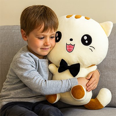 Peluche chat servant de compagnon de jeu pour enfant