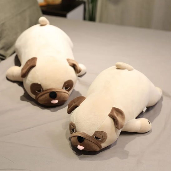 Peluche chien apportant une ambiance ludique à la chambre