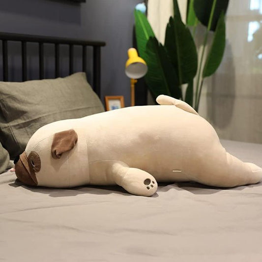 Peluche chien au tissu doux, posée dans une chambre enfant