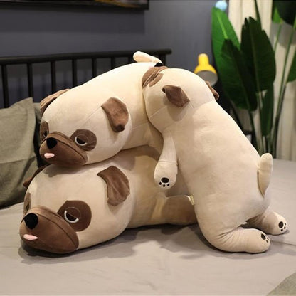 Peluche chien servant de compagnon de jeu pour enfant
