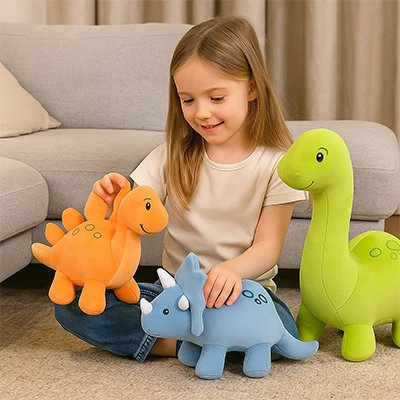 Peluche dinosaure au tissu doux, posé dans une chambre enfant