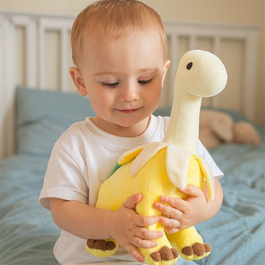 Peluche dinosaure douce utilisée comme doudou pour enfant