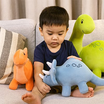 Peluche dinosaure présenté comme jouet doux pour enfant