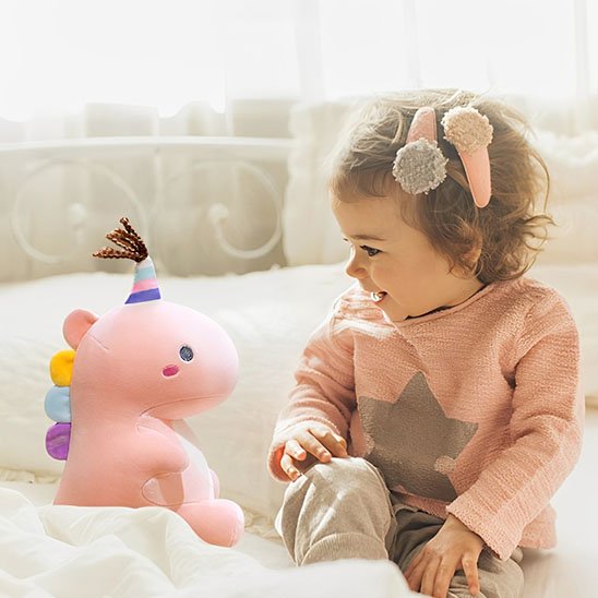 Peluche dinosaure servant de compagnon de jeu pour enfant