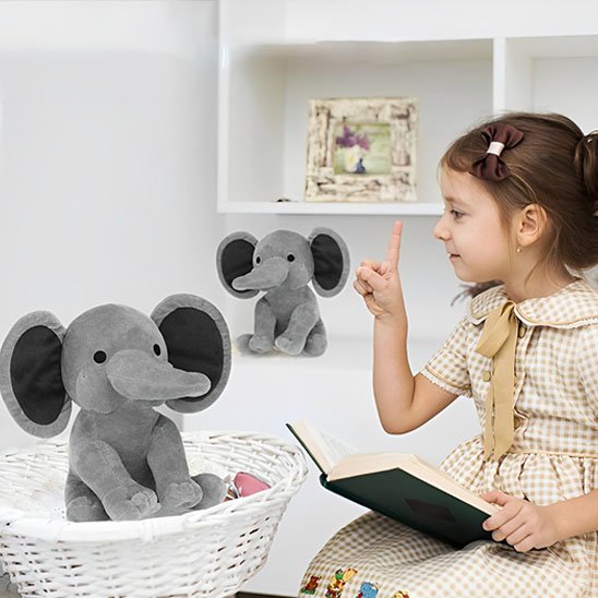 Peluche elephant apportant une ambiance calme et chaleureuse à la chambre