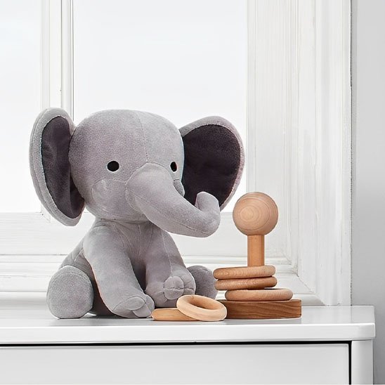 Peluche elephant douce utilisée comme doudou pour enfant