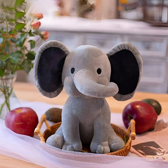 Peluche elephant servant de compagnon de jeu pour enfant