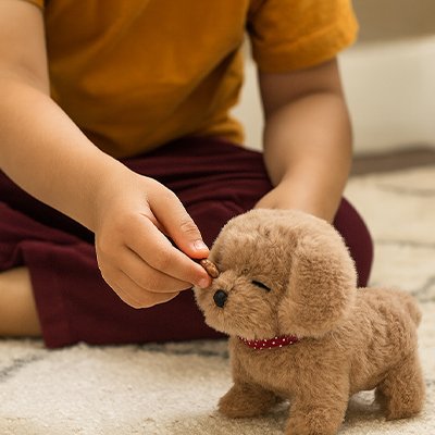 Peluche interactive au tissu doux, posée dans une chambre enfant