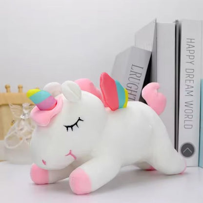 Peluche licorne au tissu doux, posée dans une chambre enfant