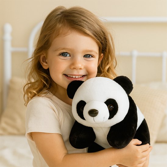 Peluche panda douce utilisée comme doudou pour enfant