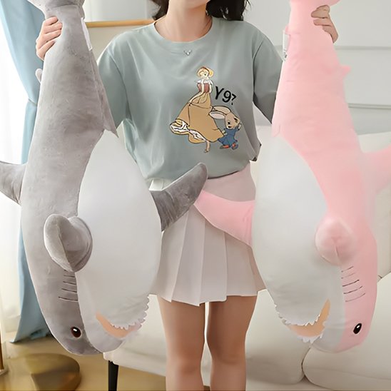 Peluche requin au tissu doux, posée dans une chambre enfant