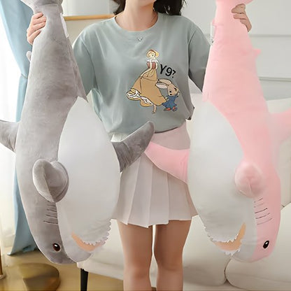 Peluche requin au tissu doux, posée dans une chambre enfant