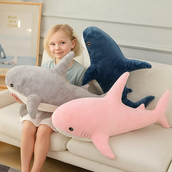 Peluche requin douce utilisée comme doudou pour enfant