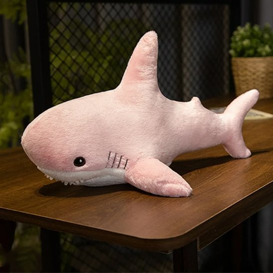 Peluche requin servant de compagnon de jeu pour enfant