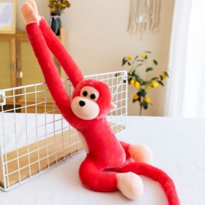 Peluche singe au tissu doux, posée dans une chambre enfant
