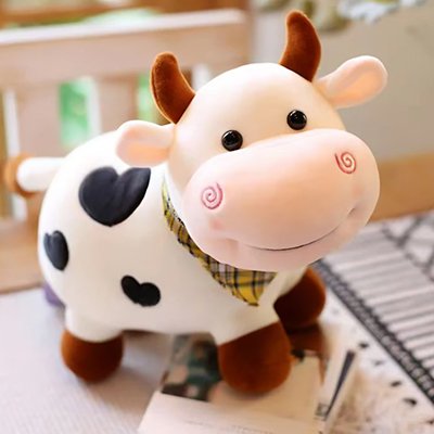 Peluche vache douce utilisée comme doudou pour enfant