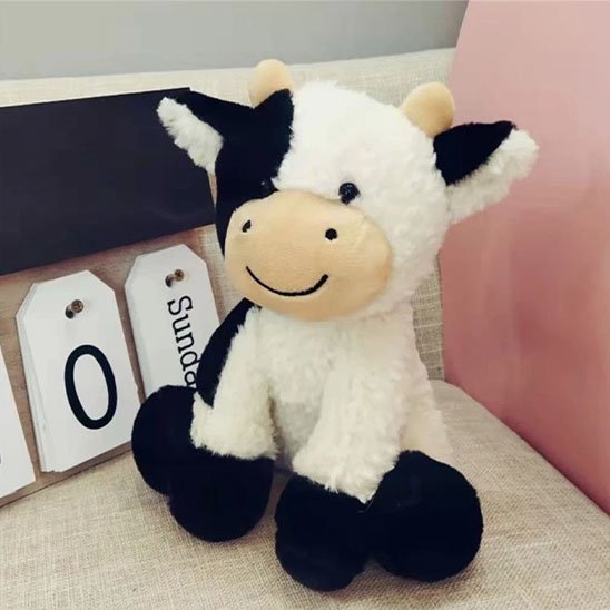 Peluche vache servant de compagnon de jeu pour enfant
