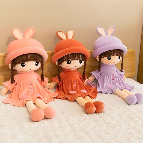 Poupée chiffon posée dans une chambre enfant et bebe
