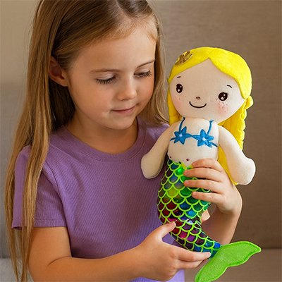 Poupée de chiffon en tissu doux, posée dans une chambre enfant