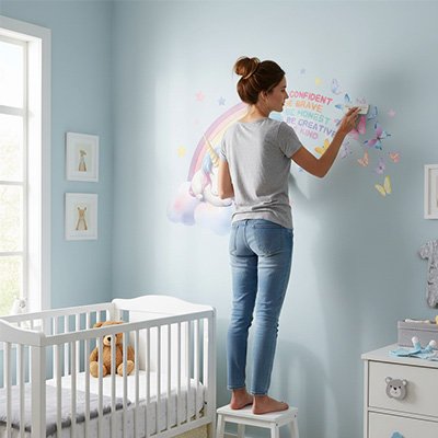 Stickers muraux enfant posés sur un mur de chambre bébé