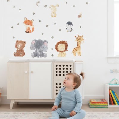 Stickers muraux posés sur un mur de chambre bébé