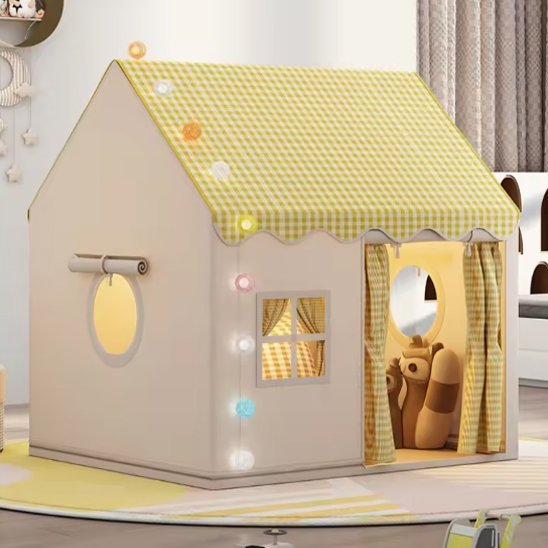 Tente enfant décorative dans un espace intérieur