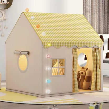 Tente enfant décorative dans un espace intérieur