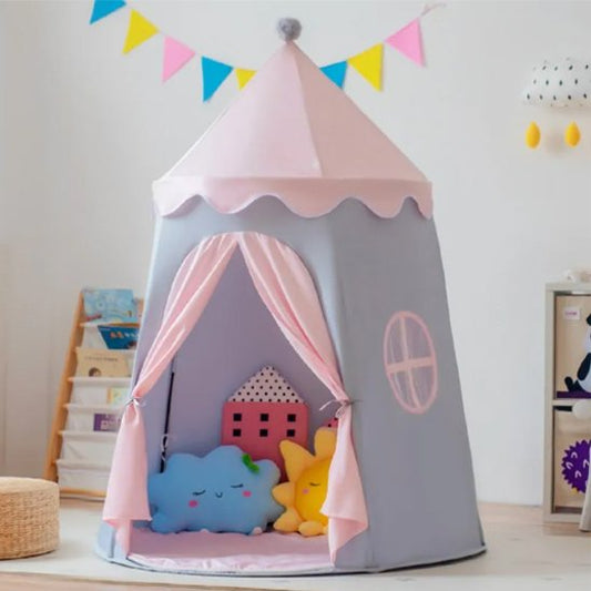 Tente enfant en tissu installée pour un coin lecture et jeu