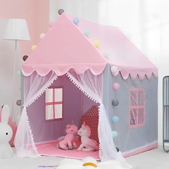 Tente enfant installée comme espace de jeu dans une chambre