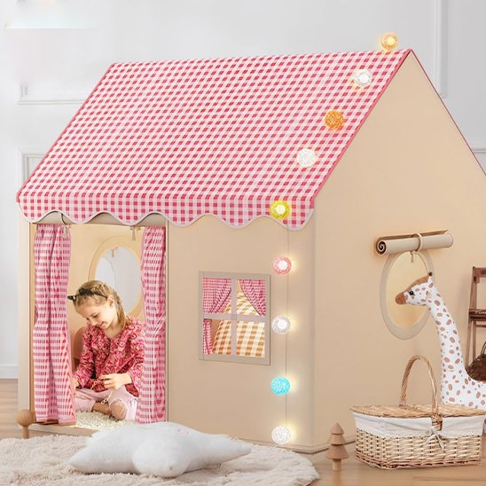 Tente enfant utilisée comme refuge calme dans une chambre