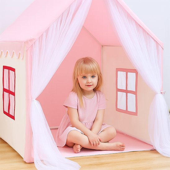 Tente pour enfant installée comme espace de jeu dans une chambre