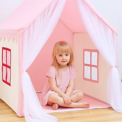 Tente pour enfant installée comme espace de jeu dans une chambre