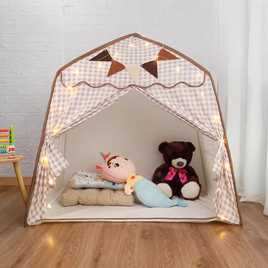 Tente pour enfant installée comme espace de jeu dans une chambre