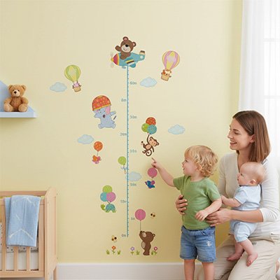 Toise décorative installée sur un mur de chambre