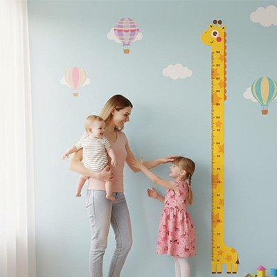 Toise enfant utilisée pour suivre la taille au fil du temps
