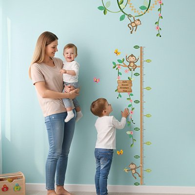 Toise intégrée à la décoration murale