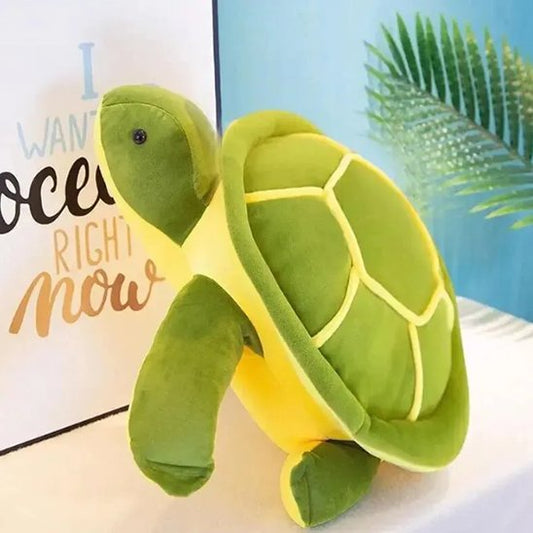 Tortue peluche au tissu doux, posée dans une chambre enfant