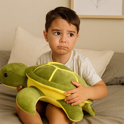 Tortue peluche servant de compagnon de jeu pour enfant