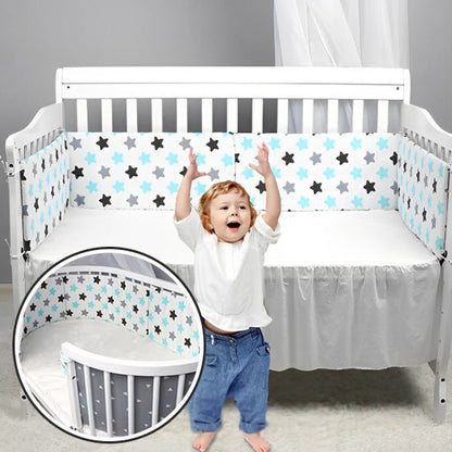 Tour de lit bébé  bébé heureux