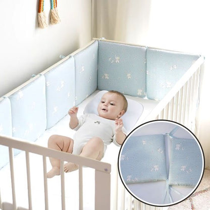 Tour de lit bébé décoratif créant une ambiance douce