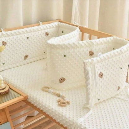 Tour de lit bébé en tissu conçu pour l’éveil sensoriel